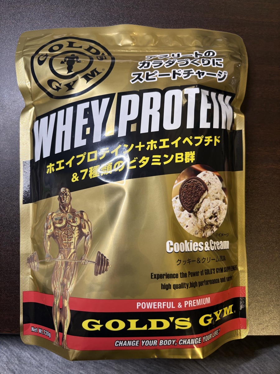 ゴールドジム ホエイプロテイン クッキー&クリーム風味 720g の金色のパッケージ。未開封の状態