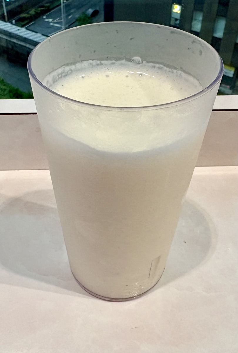 低脂肪牛乳と氷をシェイカーで振ったクッキー&クリーム風味。グラスの上のほうに細かい泡の層ができている