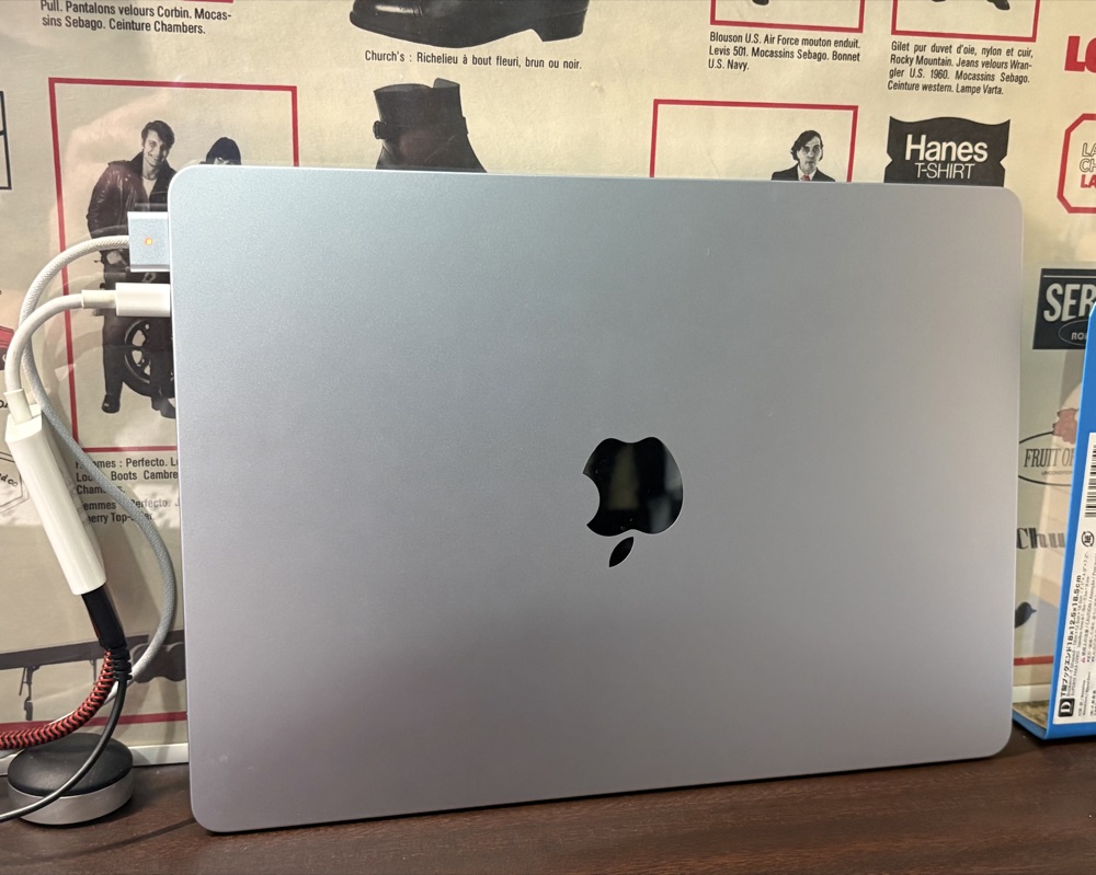 閉じたままのMacBook Air。充電ケーブルだけがつながっている