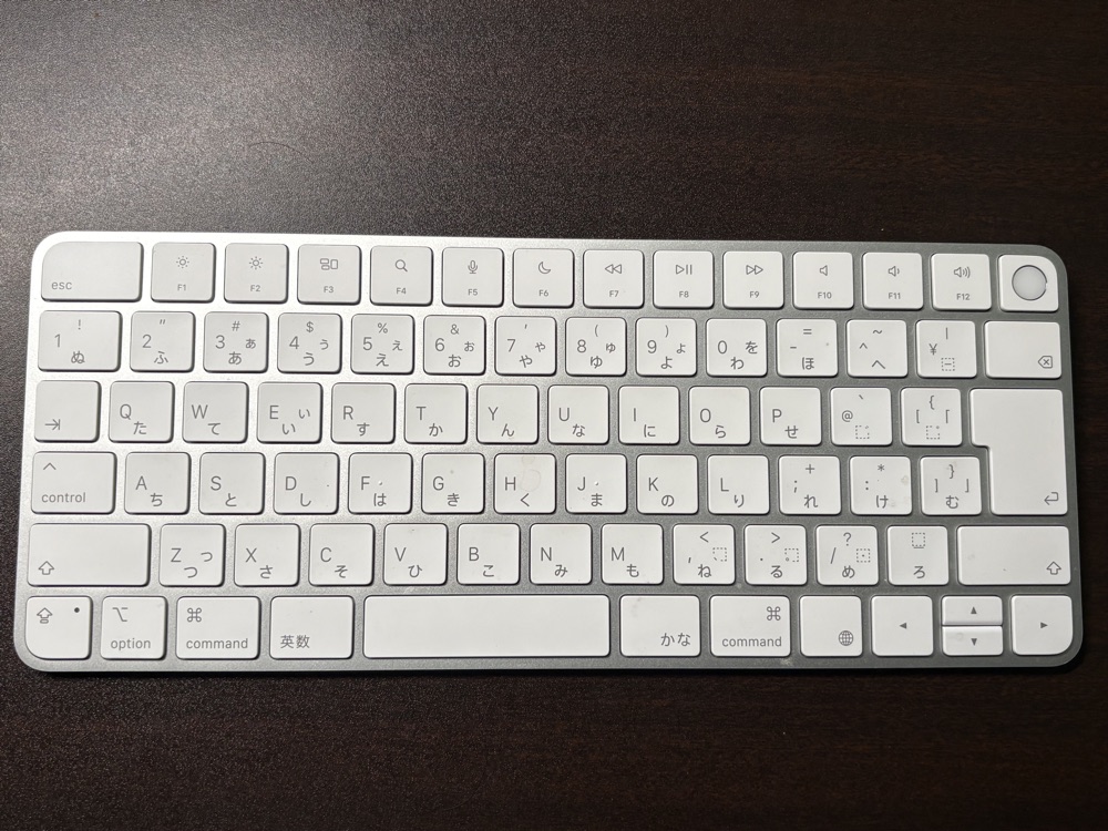 Touch ID搭載 Magic Keyboardの日本語配列。かなの刻印があり、右上に丸いTouch IDキーがある。テンキーはない