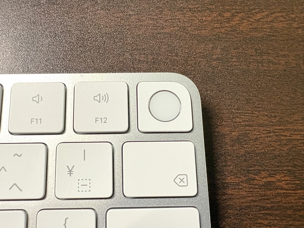 キーボード右上のTouch IDキーの接写。隣にF11とF12キーが並んでいる